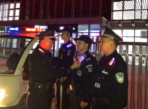 延吉巡警配備多功能執(zhí)勤肩燈