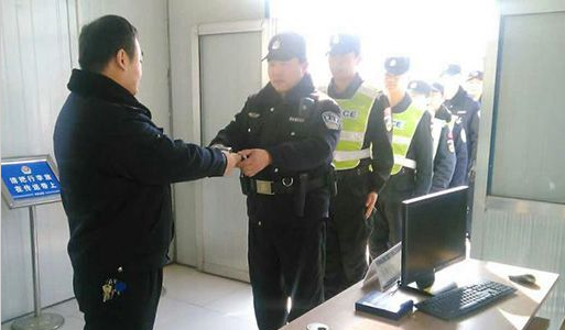 特勤大隊為執(zhí)勤民警配發(fā)多功能執(zhí)勤肩燈