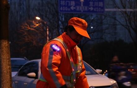 合肥市包河區(qū)環(huán)衛(wèi)工人用上LED紅藍爆閃肩燈