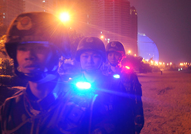 隊員佩戴警用肩燈進行夜間巡邏執(zhí)勤