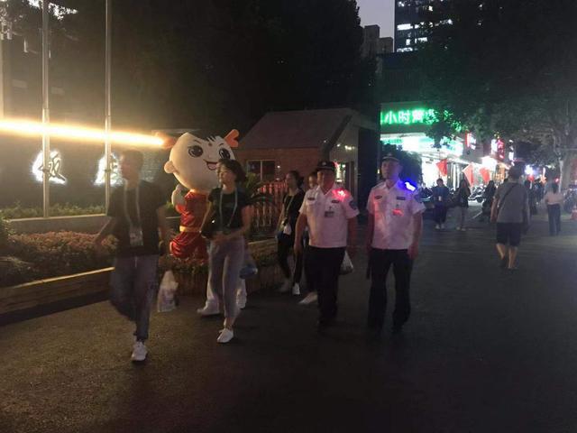 閃著肩燈的巡防隊員