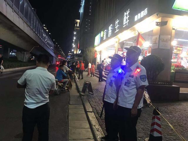 肩亮肩燈的巡邏隊員