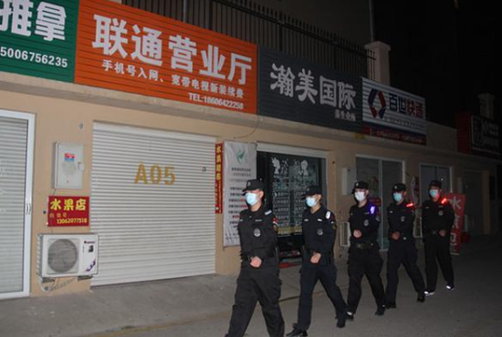 巡邏隊員佩戴警用肩燈夜巡